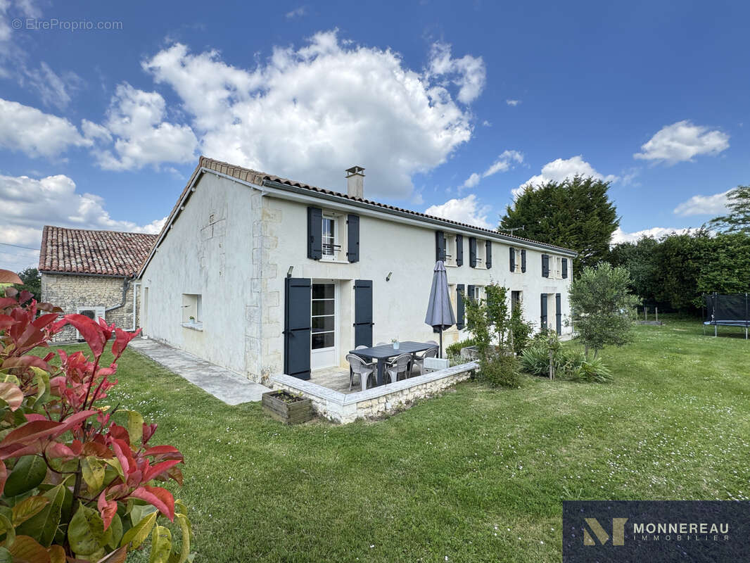 Magnifique charentaise renovee avec dependances - photo 23