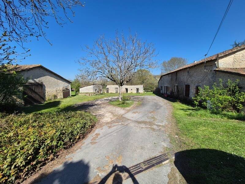 Maison à MAGNAC-LAVALETTE-VILLARS