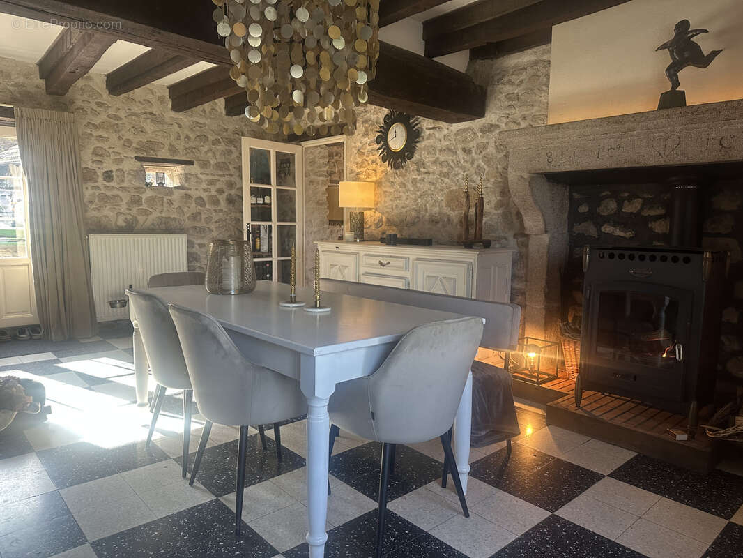 Maison à SAINT-SYMPHORIEN-DE-MARMAGNE
