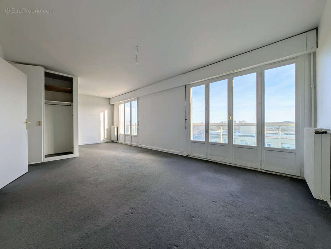 MAISONS-LAFFITTE - Studio de 36 M² avec Terrasse de 10M²  - Cave et Parking extérieur - photo 3
