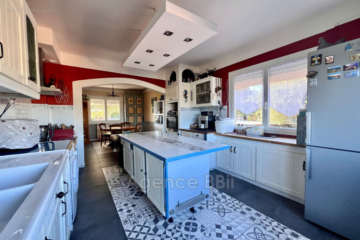 Maison 175 m² à Saint-Andre-De-La-Roche  - photo 8
