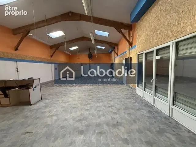 Local professionnel / commercial d'une surface au sol de 167m2, cour en enrobée, terrain de 750m2. - photo 2
