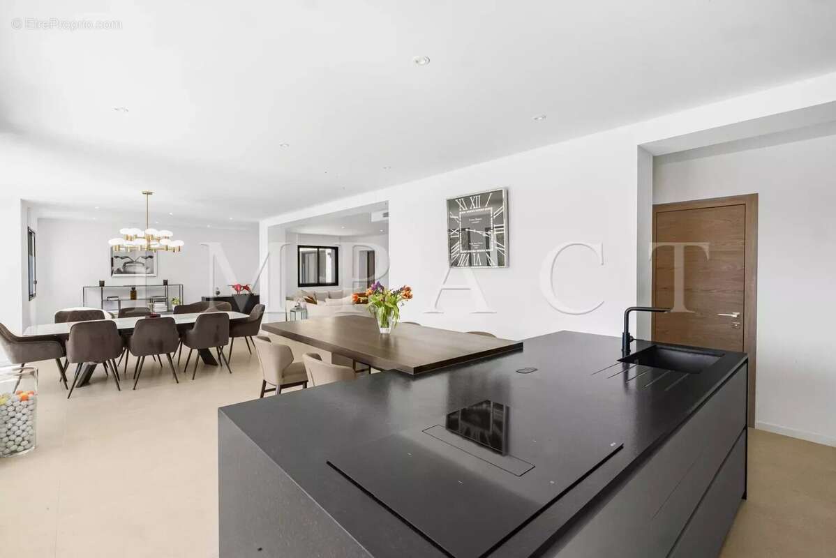 Maison à CHATEAUNEUF-GRASSE