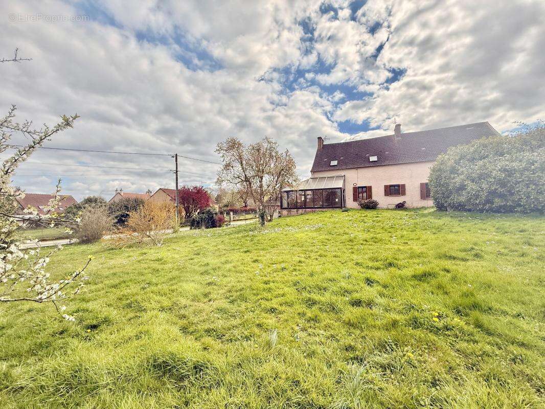 Propriété avec potentiel : maison avec dépendance habitable et terrain de 1500m² - photo 16