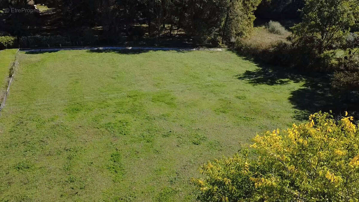 Terrain à TERRASSON-LAVILLEDIEU