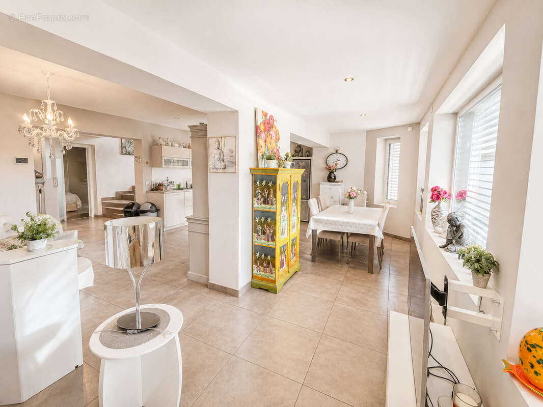 Magnifique maison entierement renovee au centre d'annemasse avec piscine et garages - photo 5