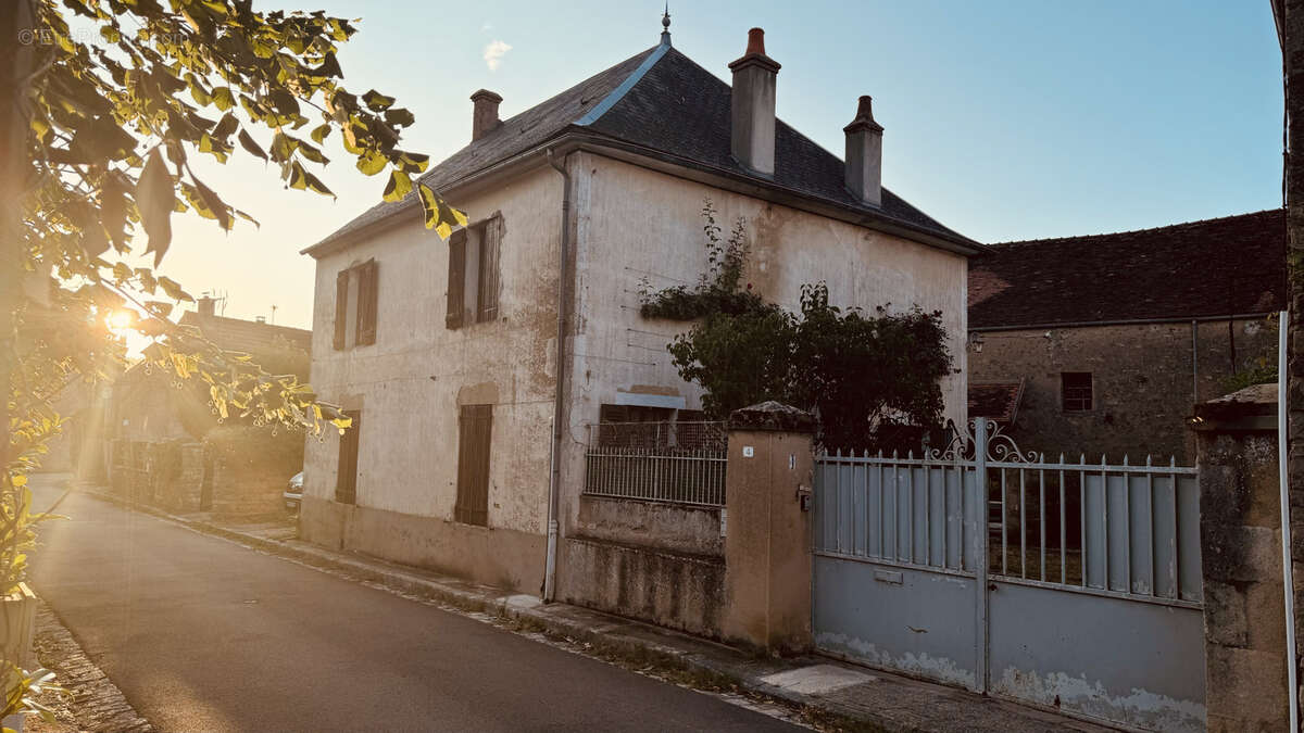Vente en Exclusivité à Pontaubert - Charmante Maison de caractère avec jardin de 1467 m2 au prix de 235 400 €. - photo 19