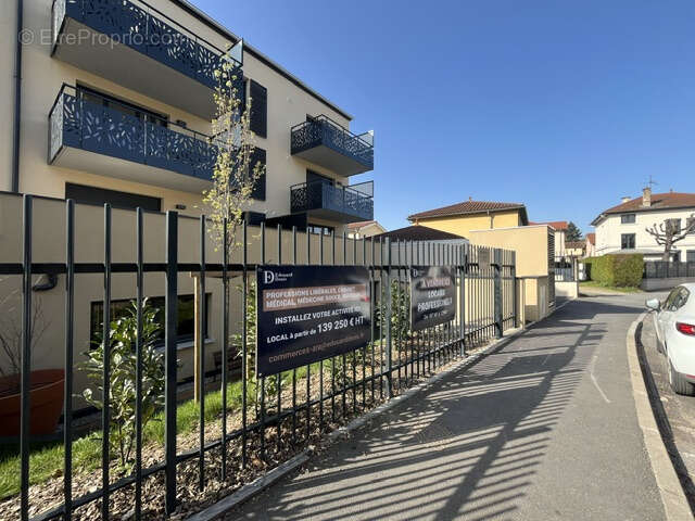 Local professionnel 130m2 centre ville jassans + 2 parkings en ss - photo 2