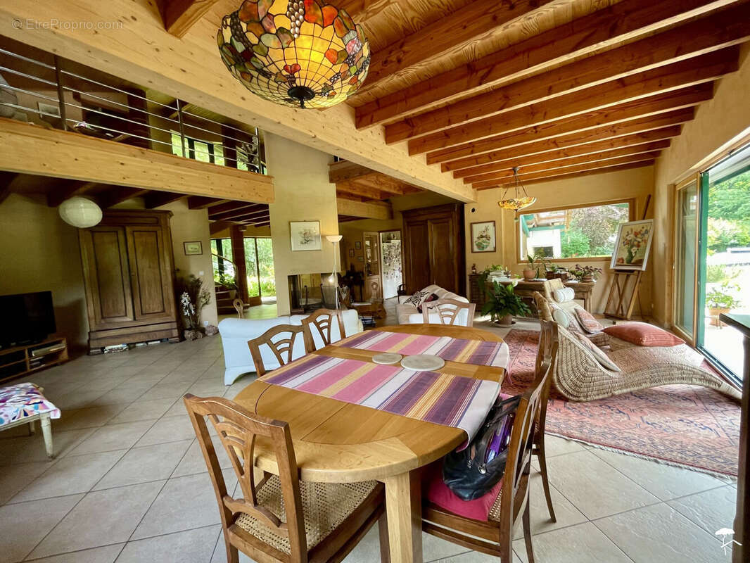 Maison 245 m² à Saint-Symphorien  - photo 4
