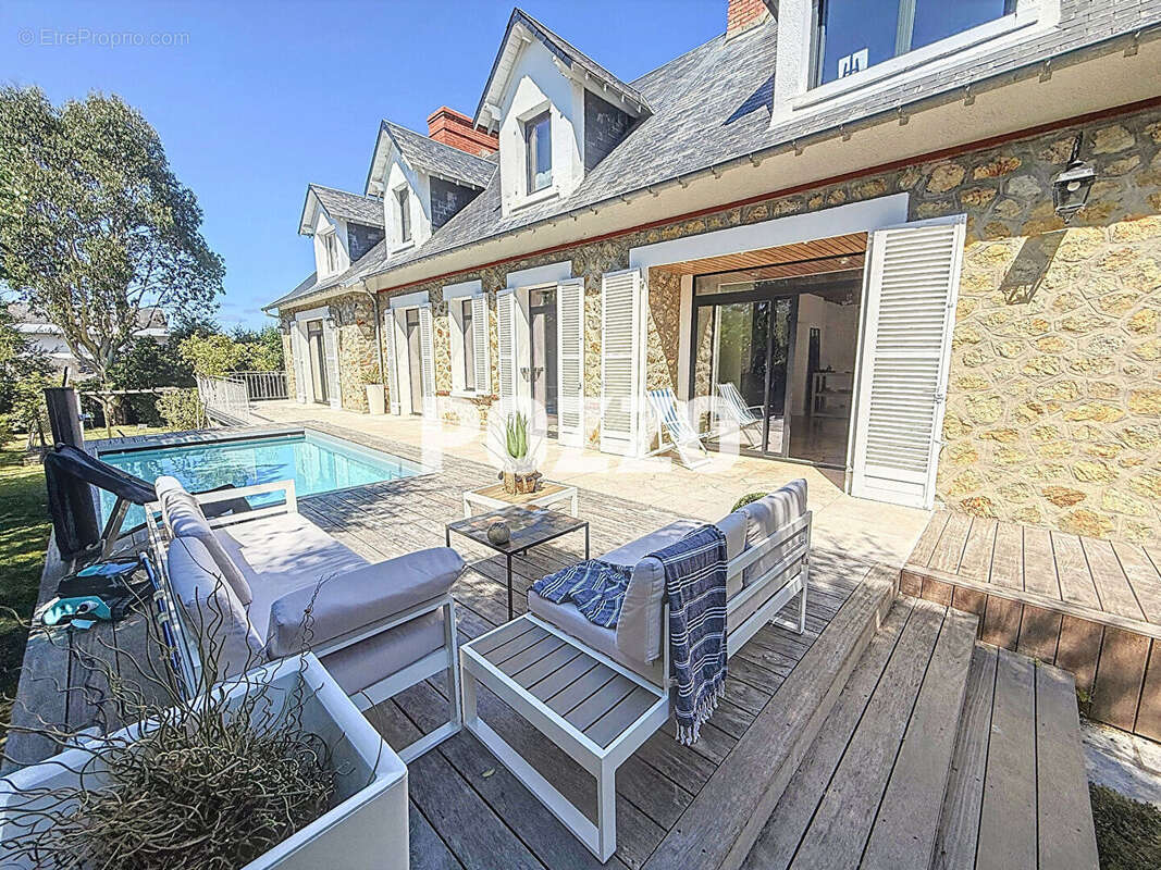 Maison de 7 pièces (323 m²) en vente à DONVILLE LES BAINS - photo 3