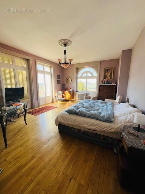 Maison à COURS-LA-VILLE