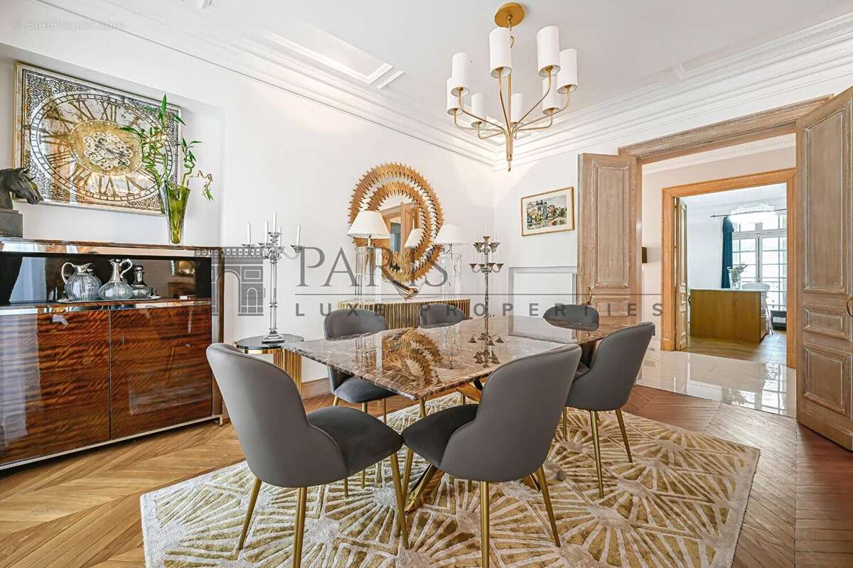 Appartement à PARIS-16E