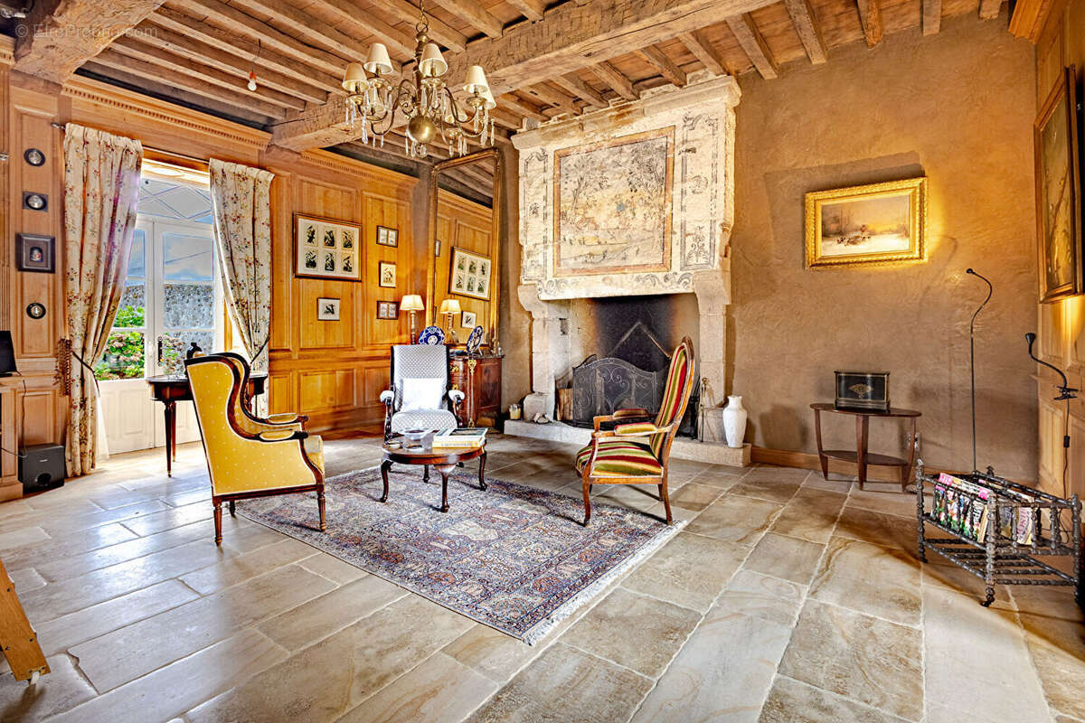 Maison à LA CHAPELLE-MONTBRANDEIX