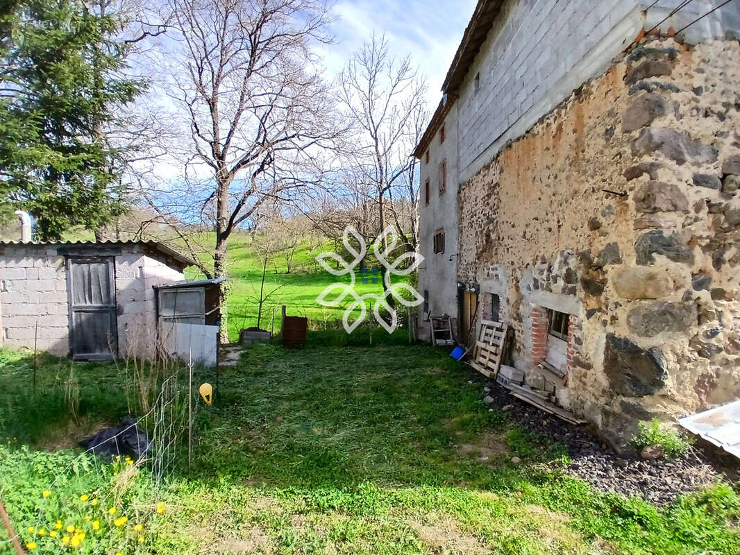 Maison avec dépendances et terrain à Javaugues - photo 18