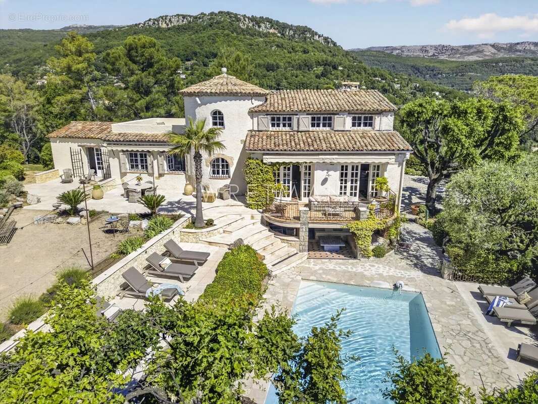 Maison à CHATEAUNEUF-GRASSE