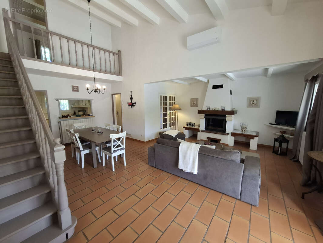 Maison à FONTVIEILLE