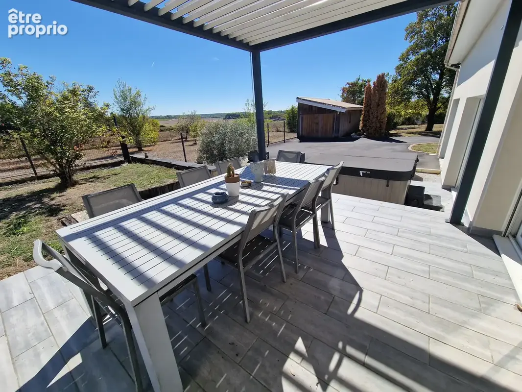 Belle contemporaine avec 4 chambres et 2 garages sur un terrain arboré de 3065m2 - photo 12