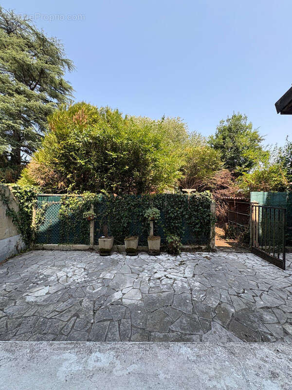 Maison de village avec jardin  garage et dépendance - photo 4