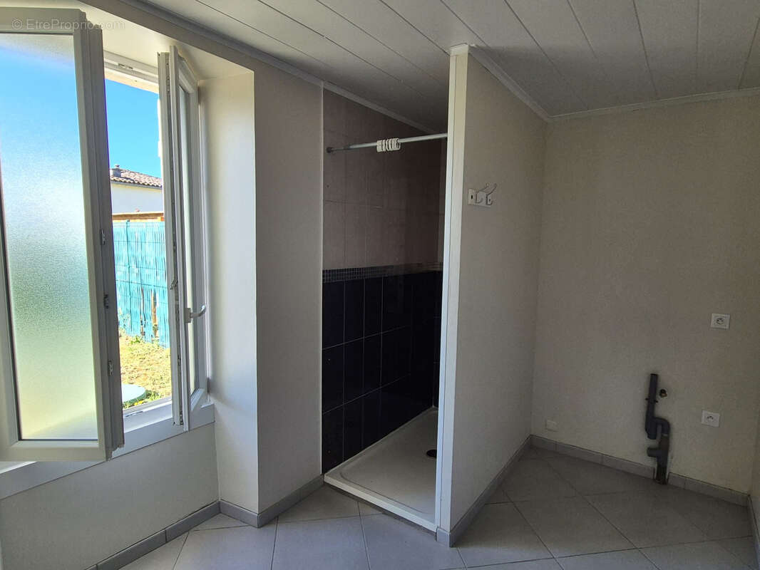 Maison en pierre rénovée de 109 m2, 3 chambres, grandes dépendances et jardin - photo 5
