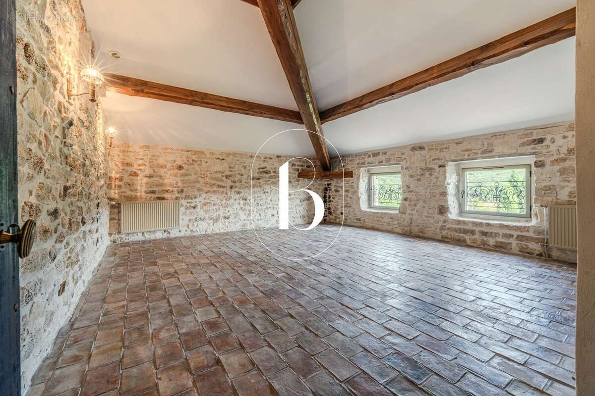 Maison 950 m² à Goudargues  - photo 25