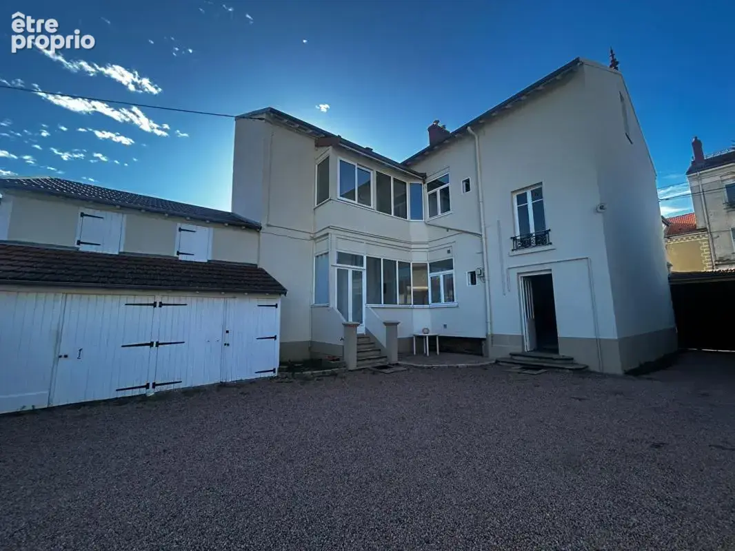 Immeuble riorges  avec garages et cour - photo 4