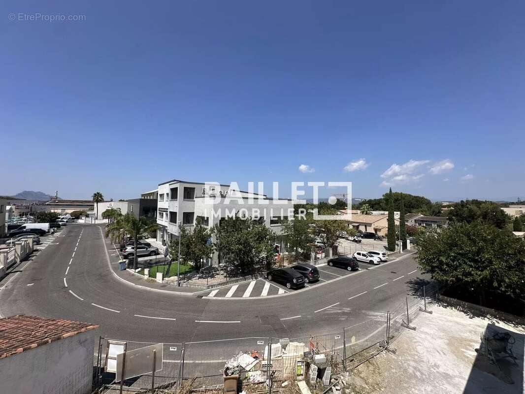 Vend à fréjus un immeuble neuf à usage de commerces et bureaux - photo 2