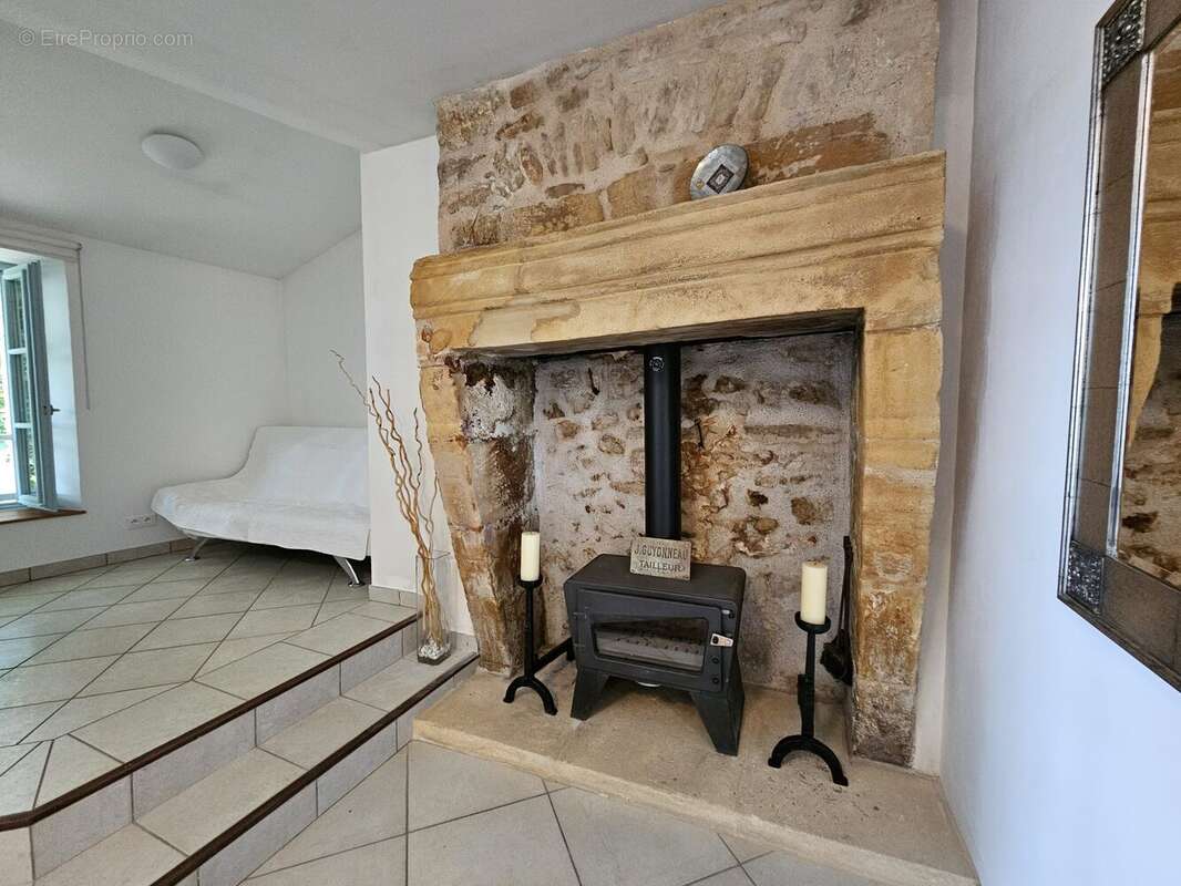 Maison à MAUZAC-ET-GRAND-CASTANG