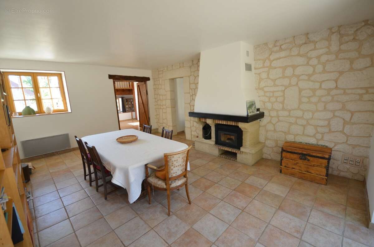 Proche de CHATILLON SUR MARNE (51) à vendre Belle maison en pierre rénovée avec dépendance - photo 6