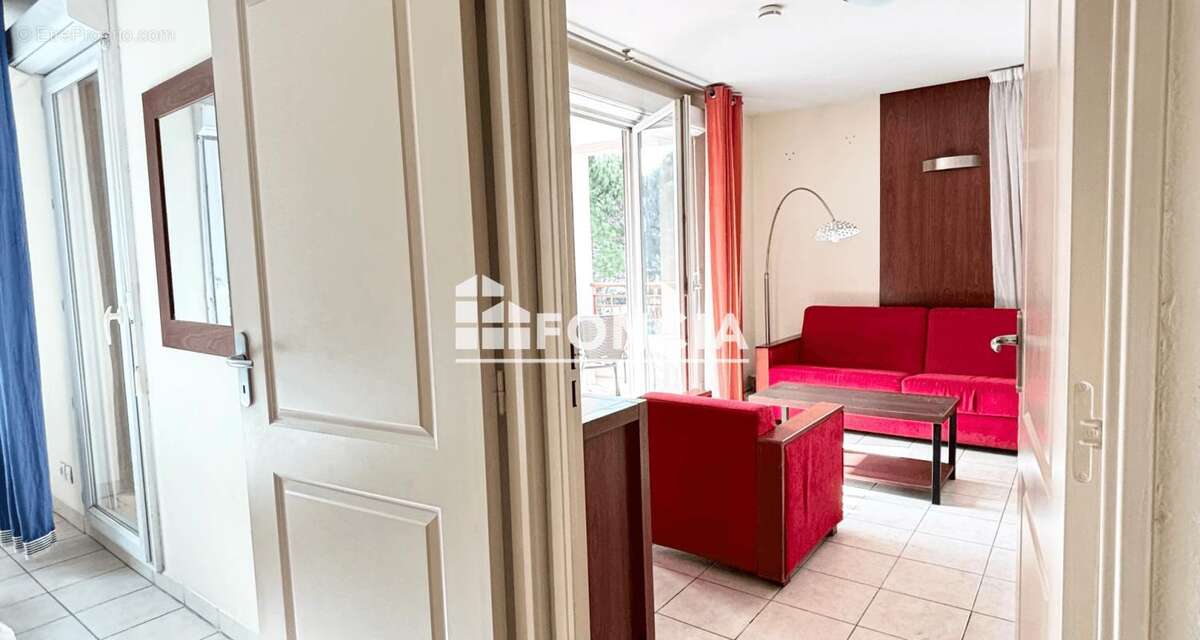 BAISSE DE PRIX !!!  Charmant 2 pièces avec terrasse - Grand parking en S/S à 5 min des plages et de La Napoule  Résidence avec p - photo 3