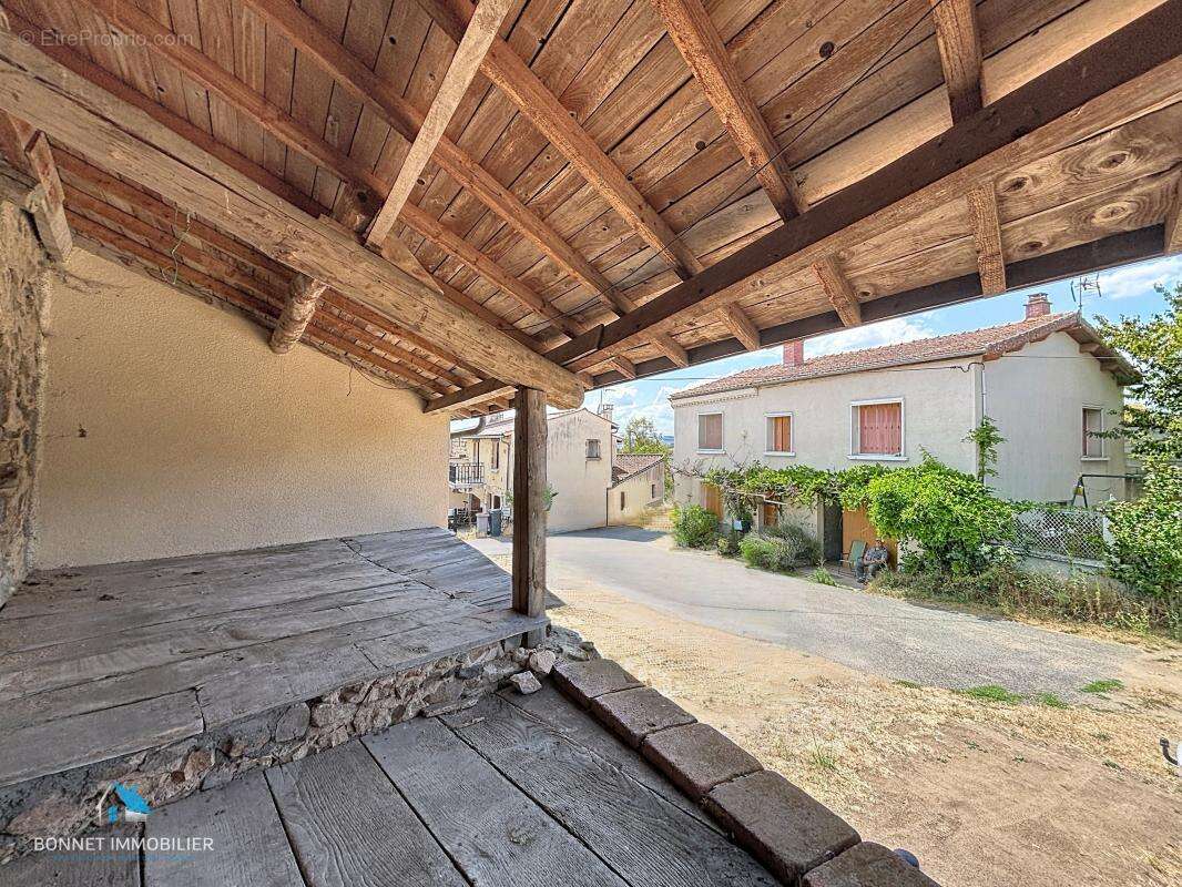 Maison de caractère avec dépendances et fort potentiel - photo 2