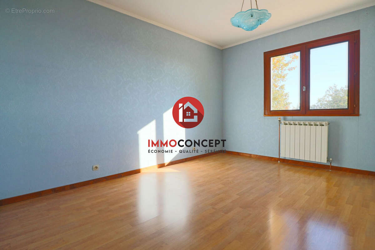 Maison à LAUDUN-L'ARDOISE