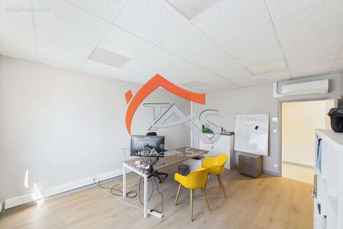 Commerce à SAINT-PRIEST-EN-JAREZ