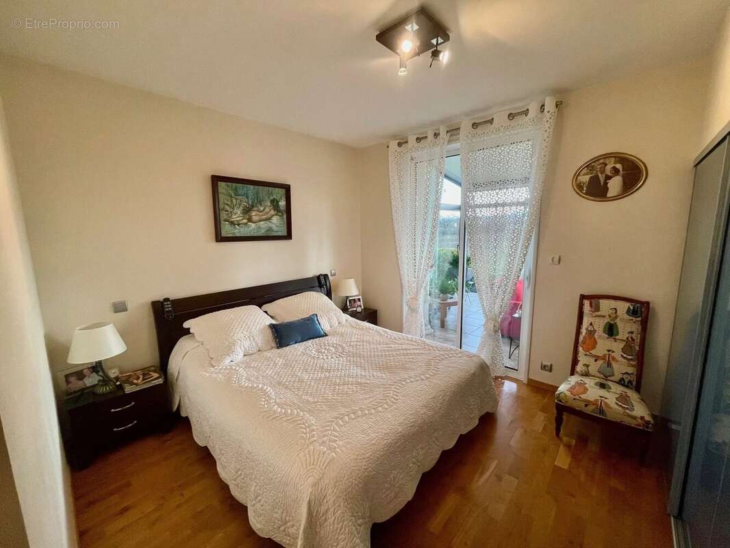 Maison à VILLENEUVE-DU-PAREAGE