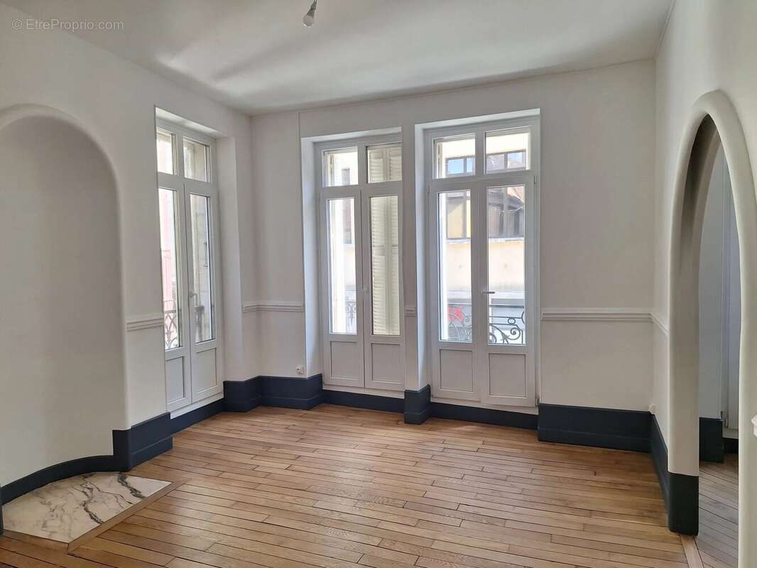 IDEAL CITADINS ! En plein centre ville rue piétonne, au 1er étage SUPERBE  T5 DE CARACTERE  de 86 m² entièrement refait à neuf - photo 3