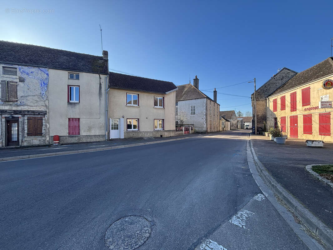 Maison à COULMIER-LE-SEC