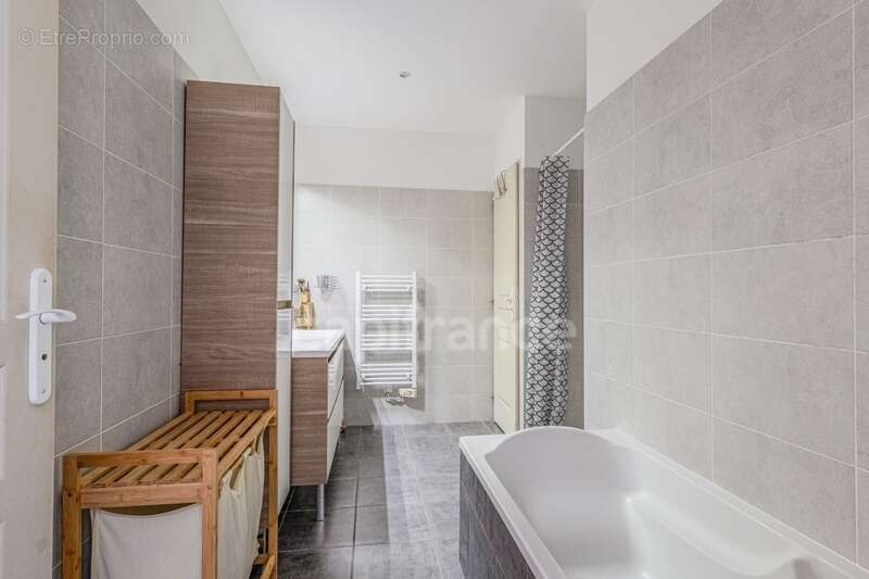 Appartement à NEYRON