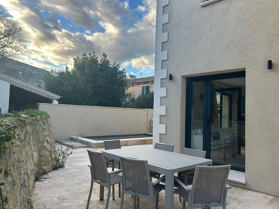 Maison à FONTVIEILLE