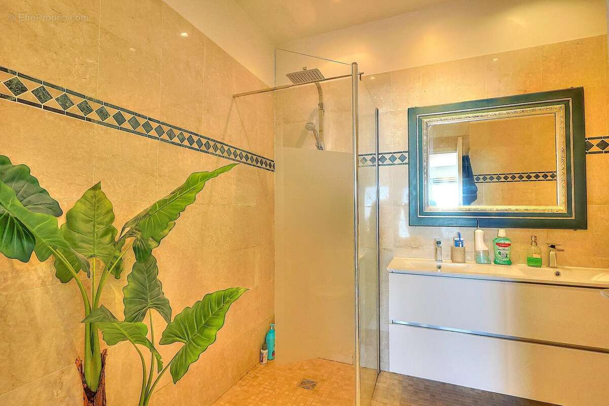 Appartement à VALLAURIS