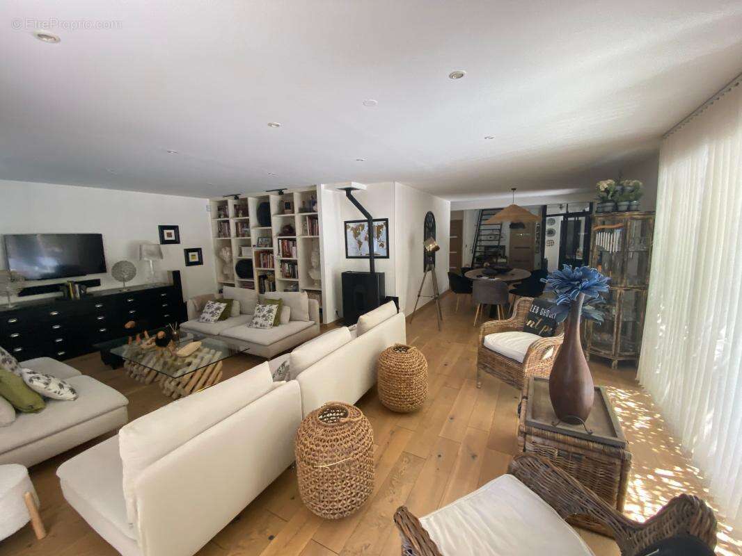 Villa COUP DE COEUR de 2002 de 173 m² avec Garage spacieux de 40 m² et Piscine - photo 10