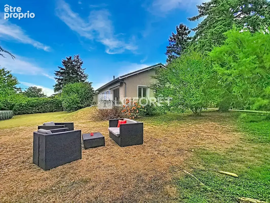 Maison de plain-pied 140 m², genay au calme avec grand terrain arboré - photo 1