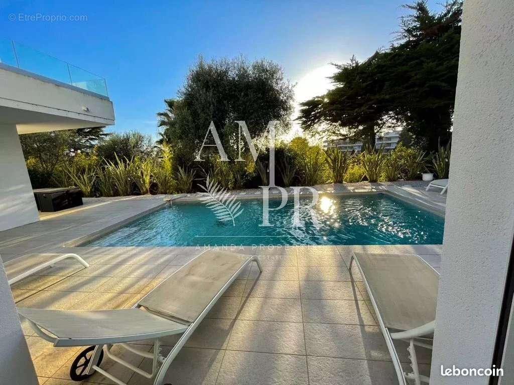 Sur les hauteurs de Cannes cette villa vue mer de 265m2 - photo 22