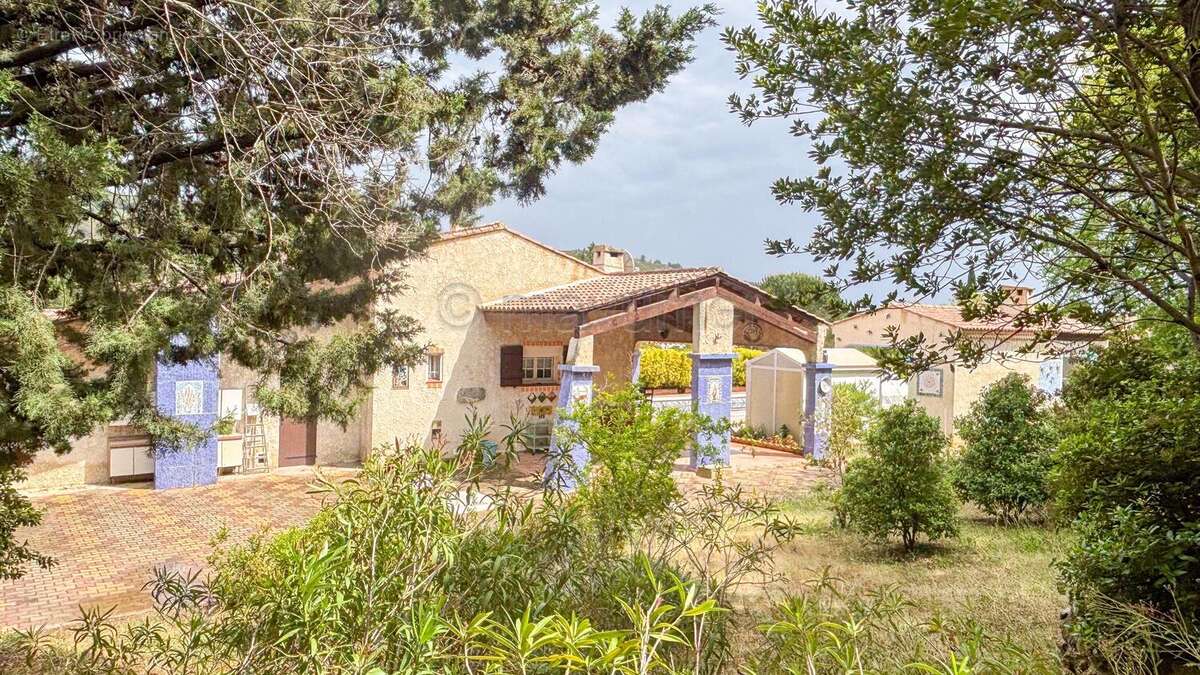 Maison individuelle de plain pied - piscine -garages - 4000m2 de terrain - Istres n°3 - Maison à ISTRES
