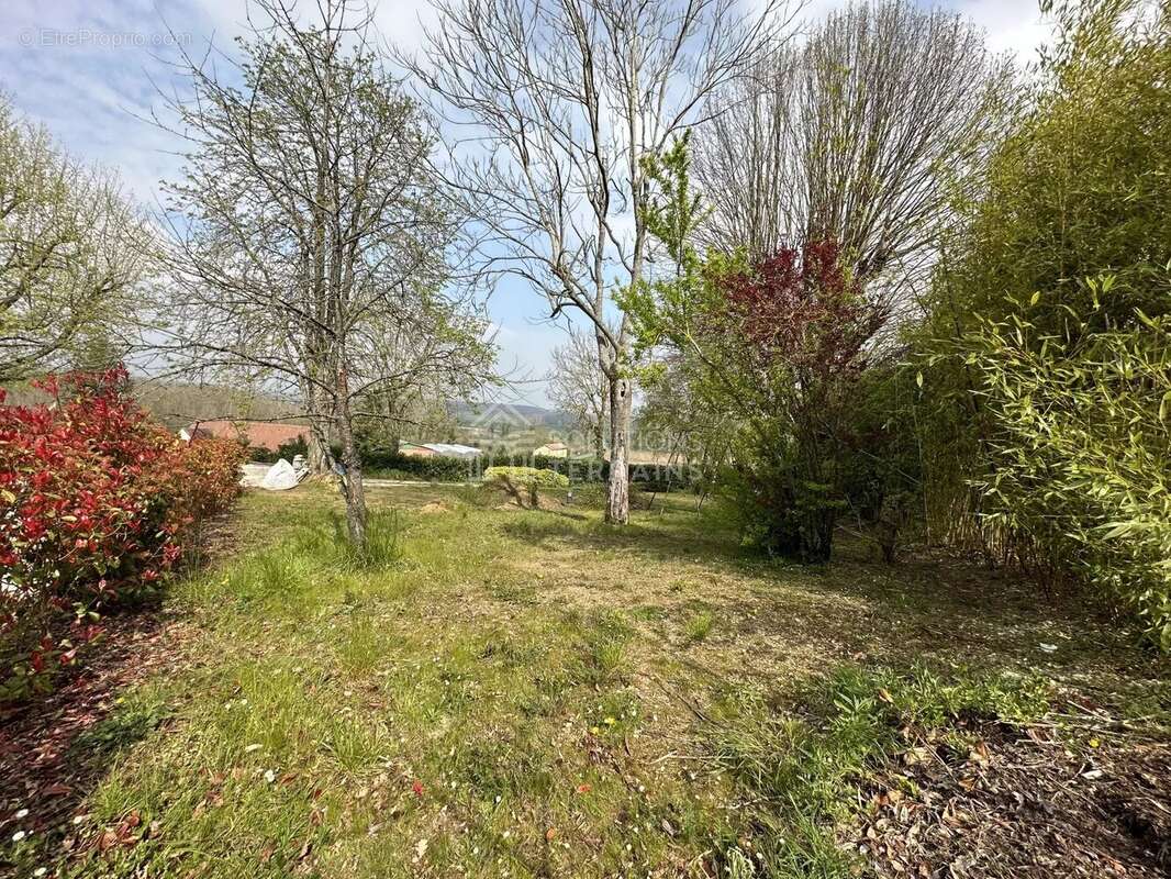 Terrain à NESLES-LA-VALLEE