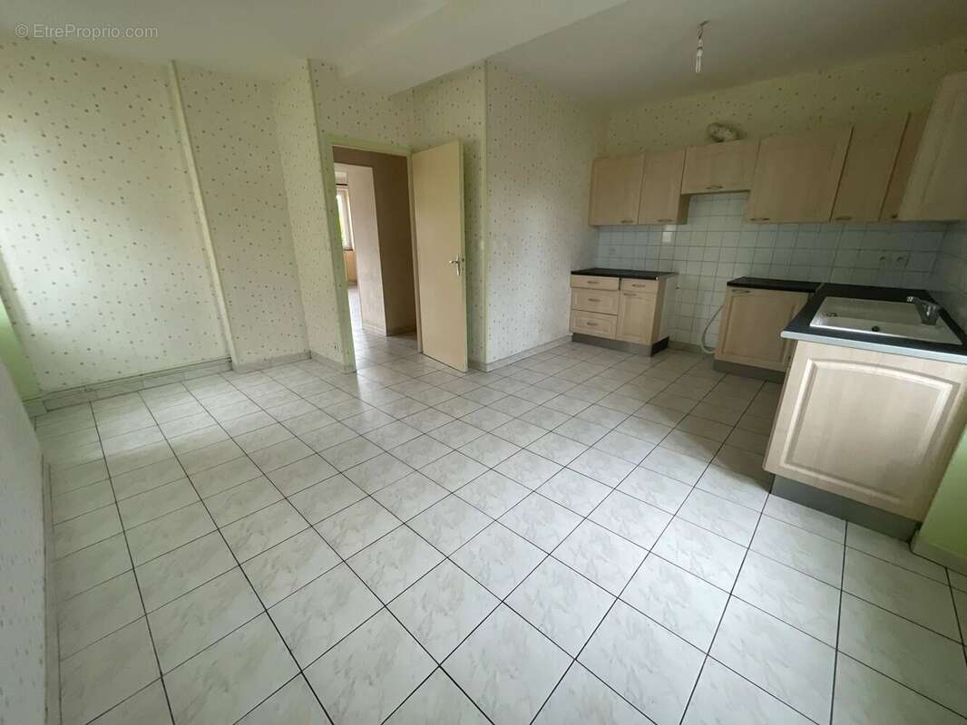 Maison en pierre avec jardin et garage - photo 4