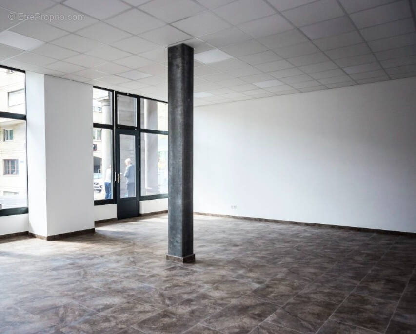 Commerce à AVANNE-AVENEY