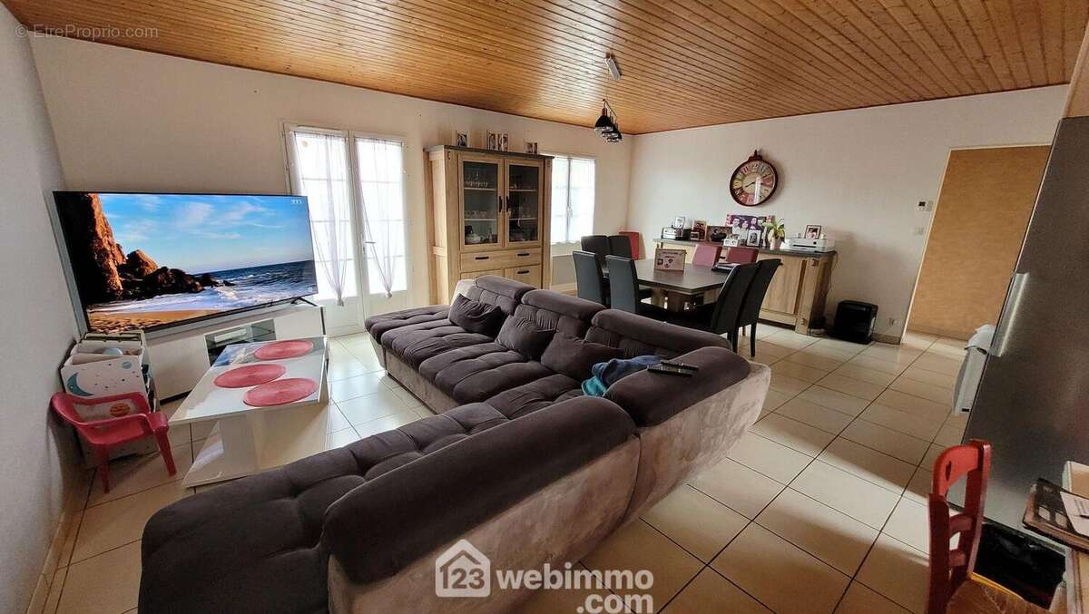 Salon/salle à manger - Maison à LE BERNARD