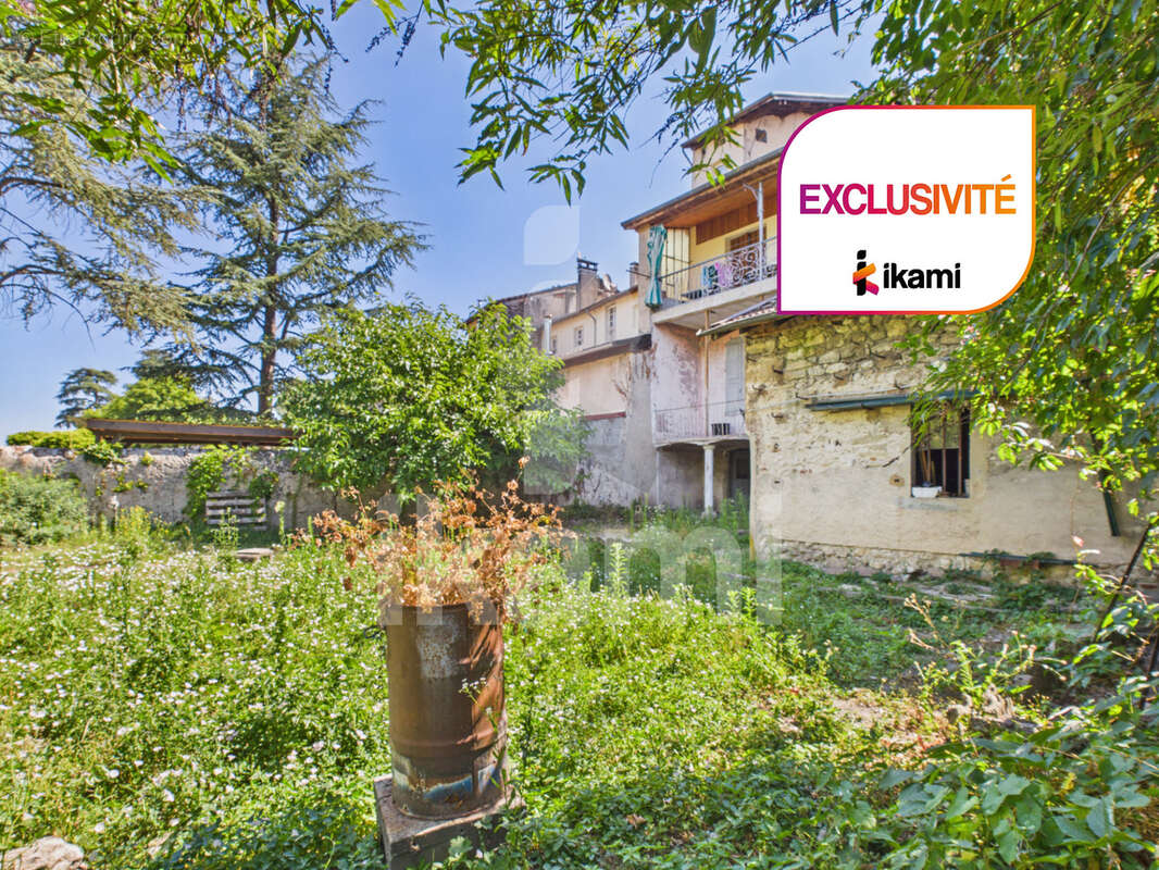 Immeuble mixte à fort potentiel avec commerce loué, deux appartements et jardin - photo 13