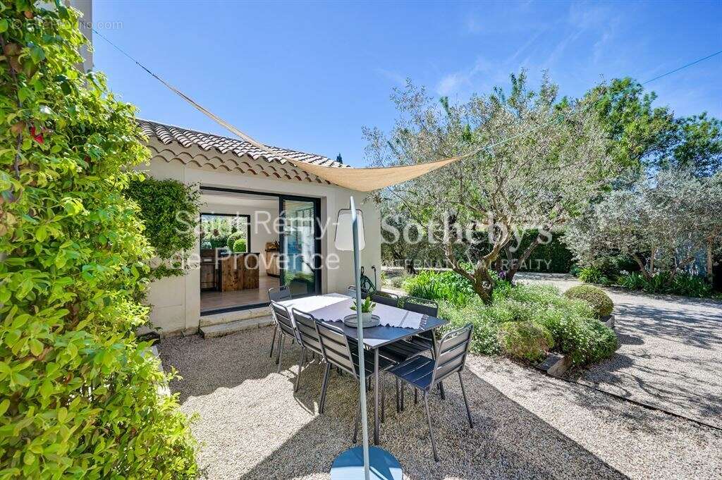 Exclusivité. Rare, Eygalières, belle maison rénovée en centre village avec jardin et piscine - photo 17