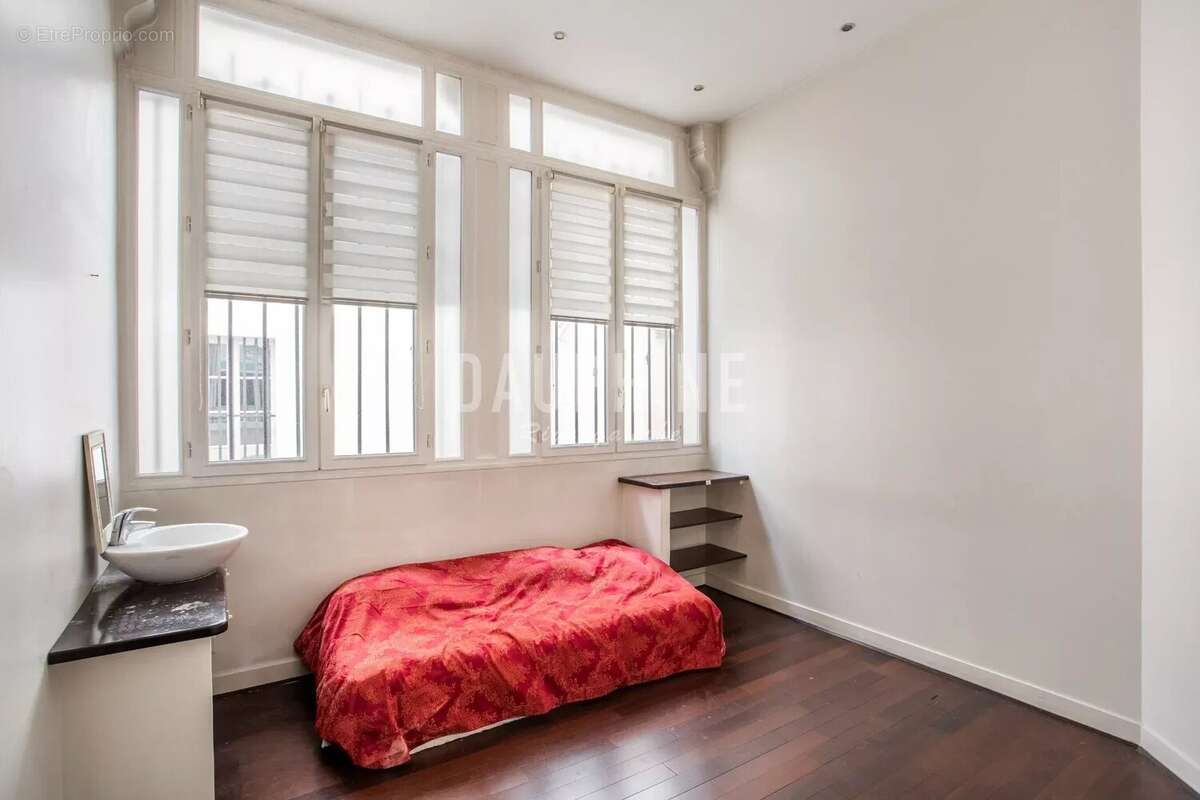 Commerce à PARIS-6E