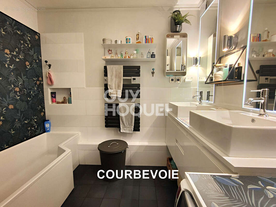 Appartement à COURBEVOIE
